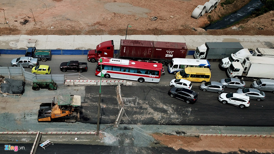 Ôtô xếp hàng dài 1 km trên đường từ Nội Bài vào nội đô